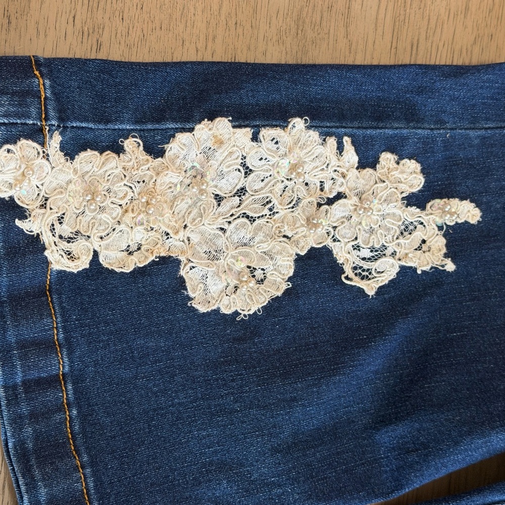 SHEIN jeans with hand sewn lace appliqué size small 4 - Picture 5 of 7